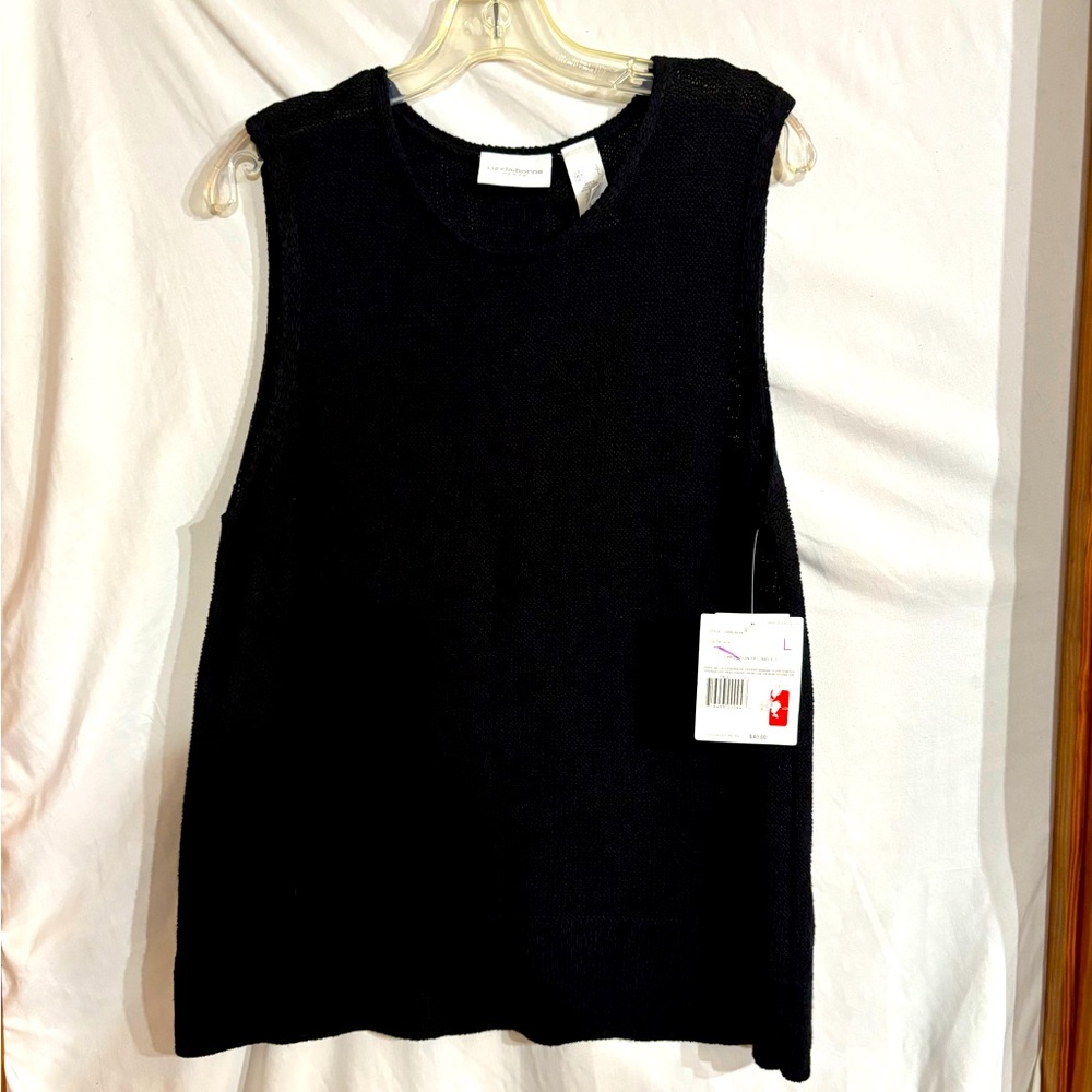 NWT Liz Claiborne Black size l
L pullover sleeveless top